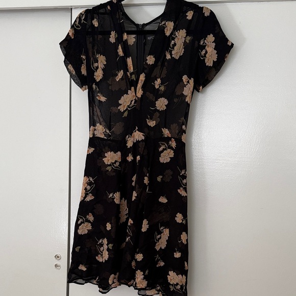 Reformation Dresses & Skirts - Reformation vintage Black Floral Short Sleeve V-Neck Dress